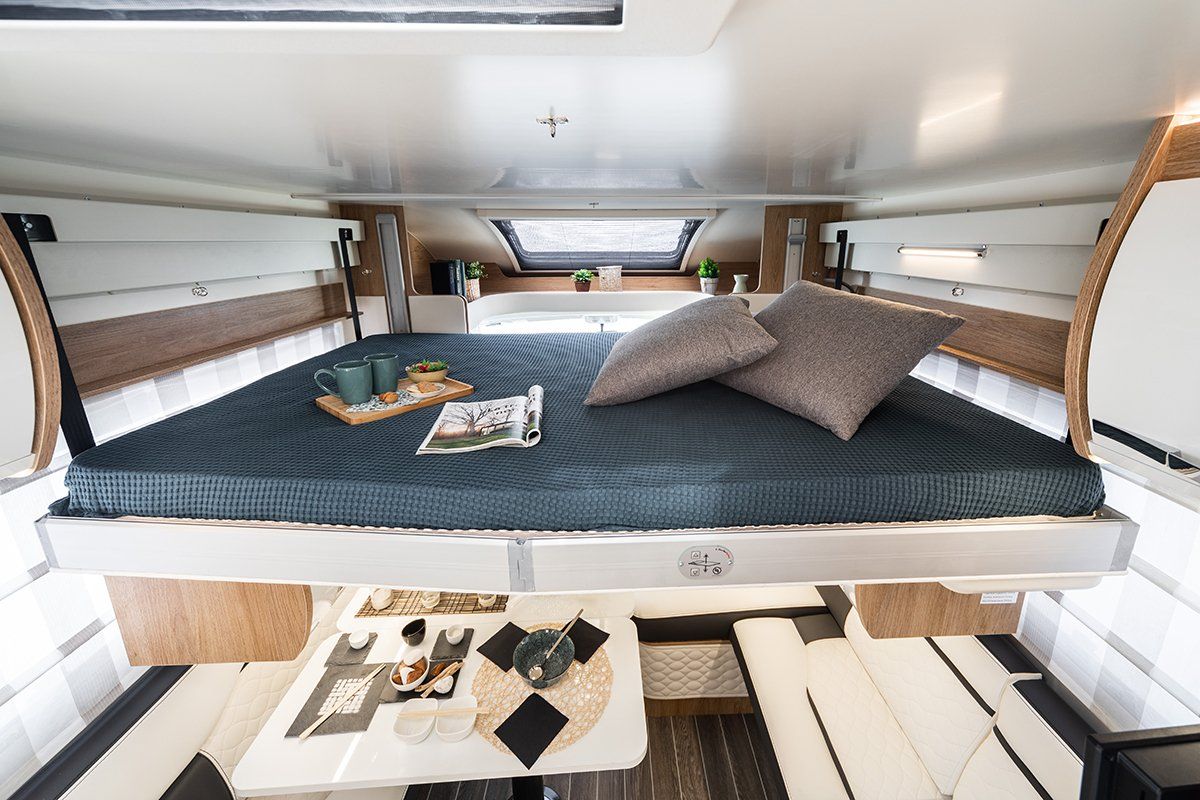 auto roller 707 motorhome hire, motor-home rental, electric drop down bed, touring, luxury, camping,