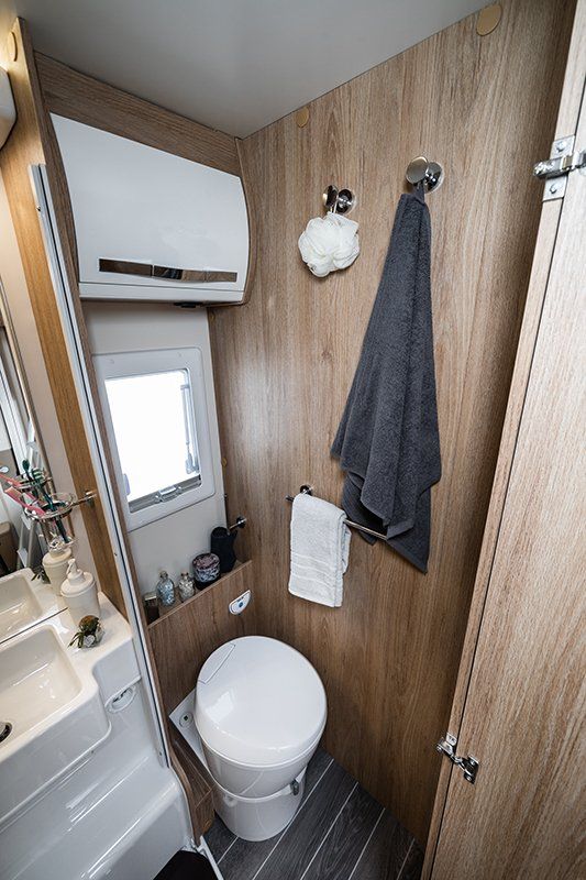 auto roller 707 motorhome hire, motor-home rental, washroom, toilet, shower, touring, luxury, camping,