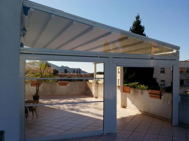 pergola bioclimatica con lamelle bianche