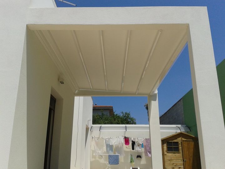 pergola bianca a bordo piscina