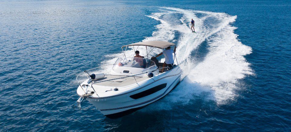 piccola imbarcazione con tendalino beige