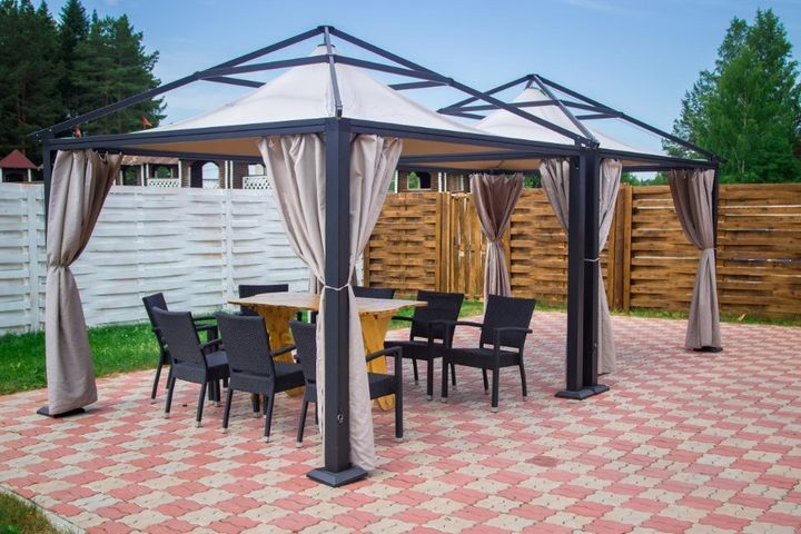 due gazebo con sedie nere e tavolo in legno