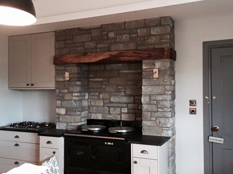 Cobbled stone bathroom wall