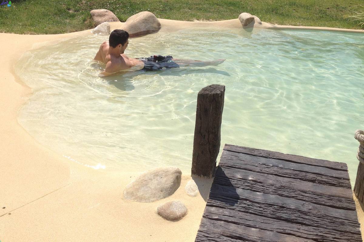 uomo in una piscina naturale
