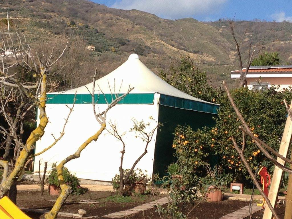 Gazebo bianco e verde