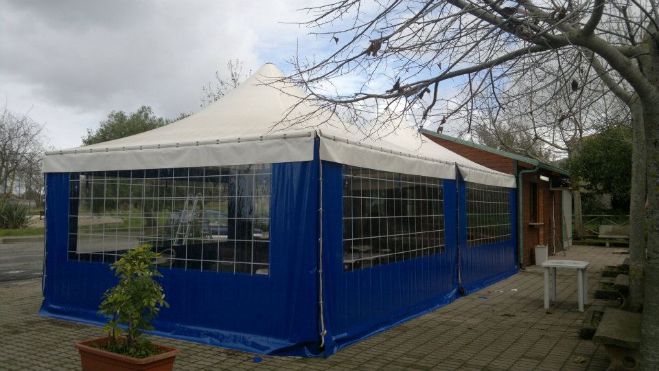 Gazebo blu e bianco