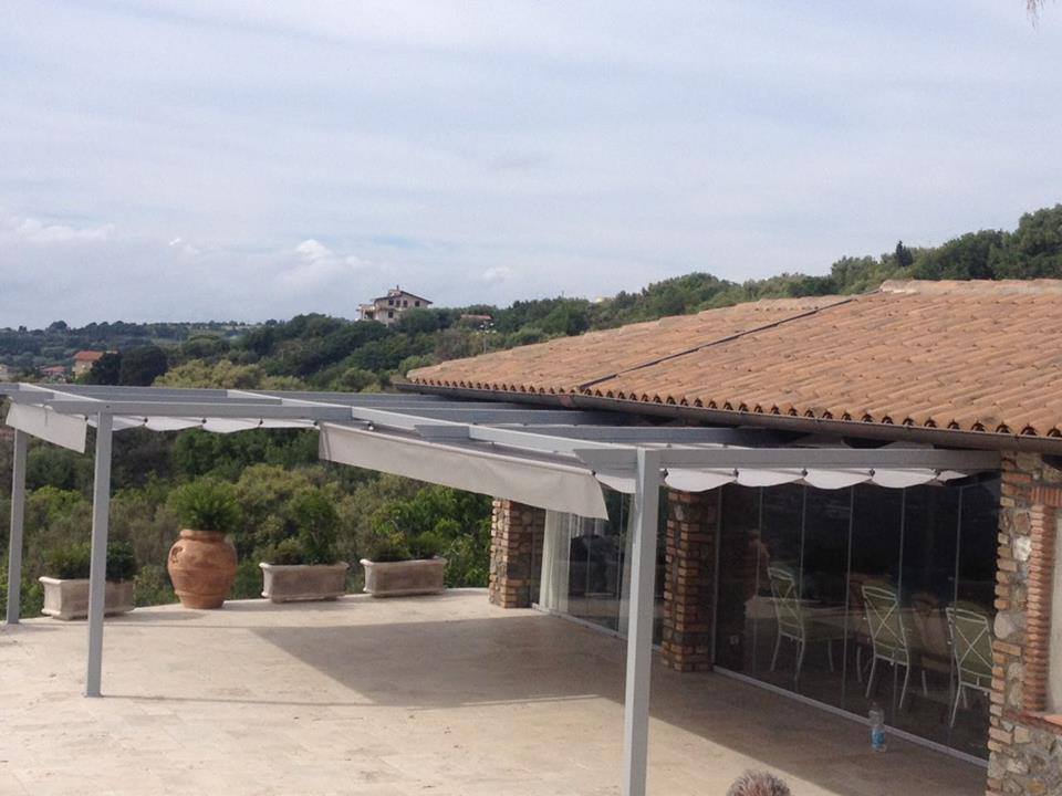Tensostrutture e tende a rullo