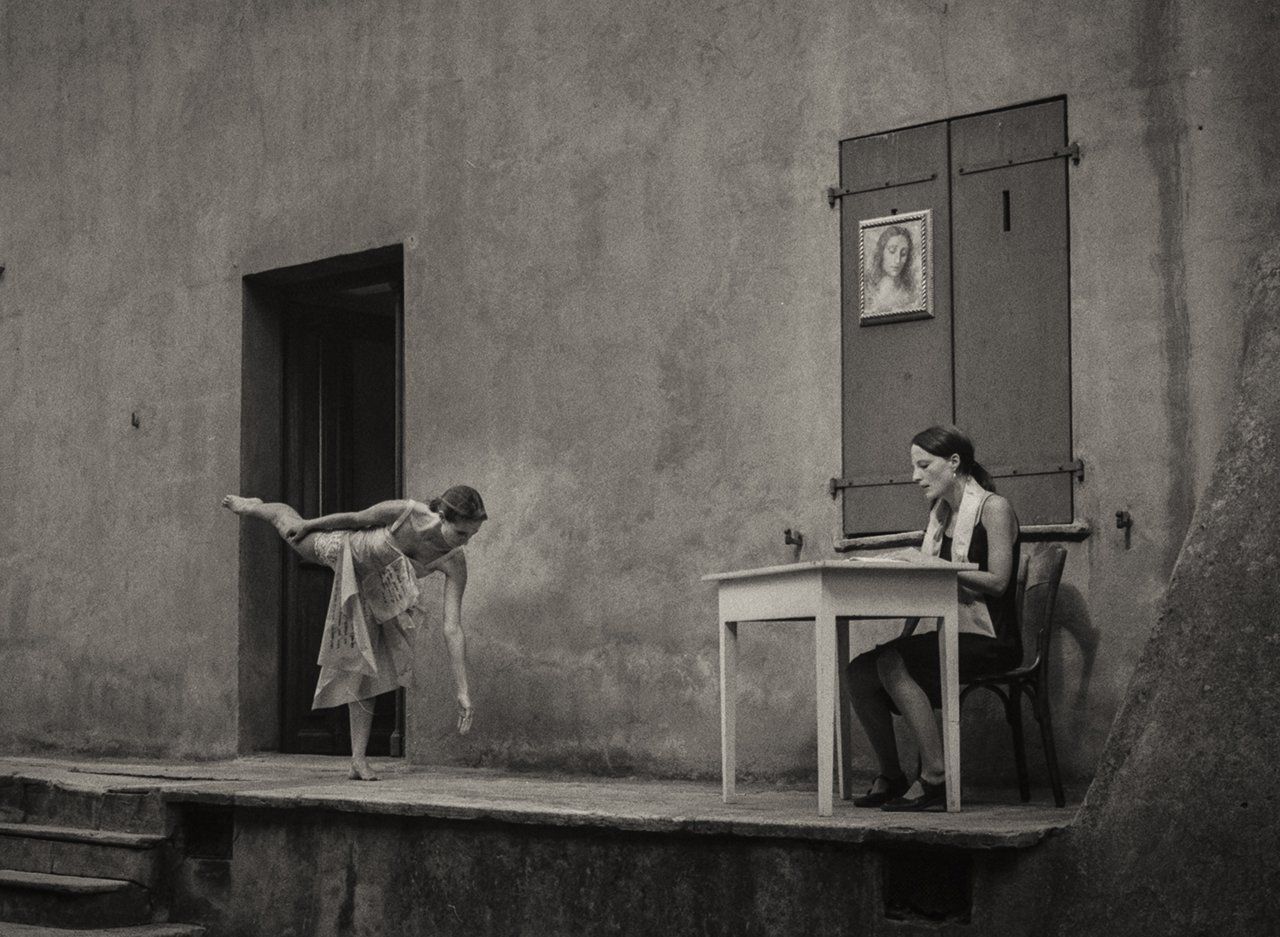 pièce de théâtre dans un décor de rue
