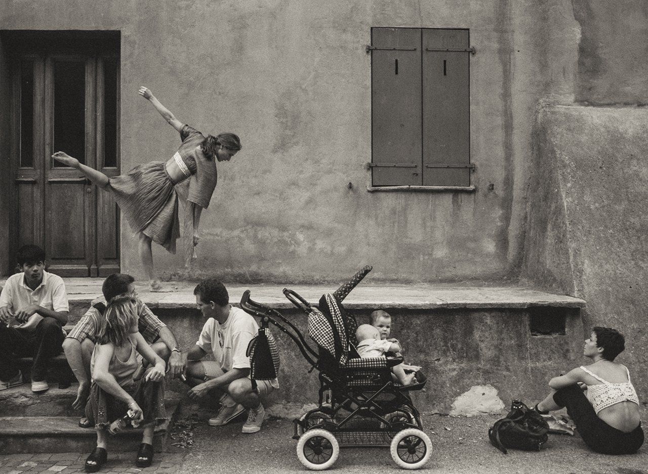décor de théâtre de rue avec poussette