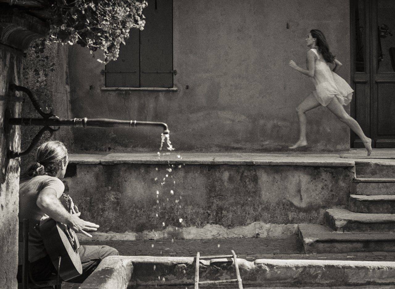 jeune femme qui cour avec un homme qui la regarde passer