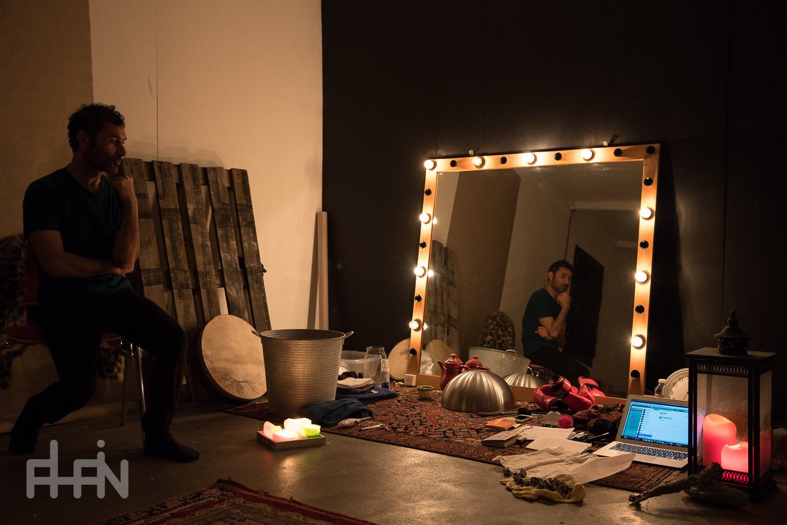 table de maquillage et femme