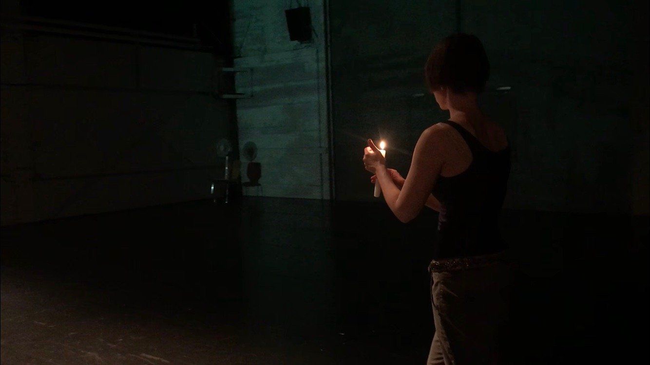 femme dans le noir avec un briquet
