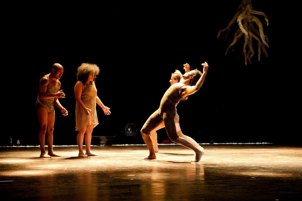 représentation de danse sur scène