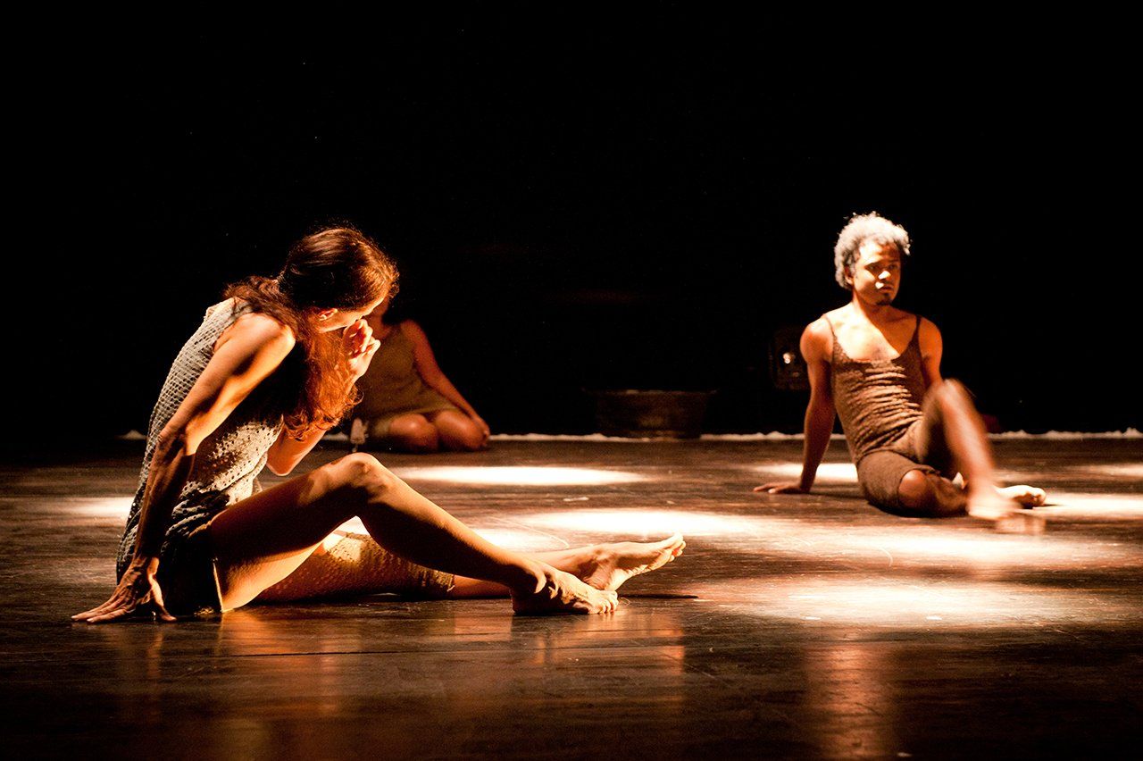 danseurs assis sur scène