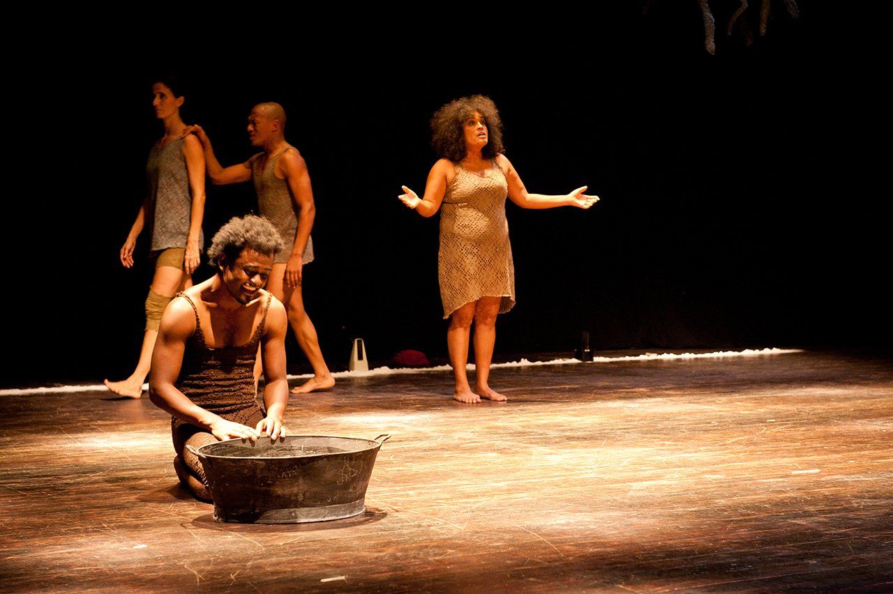 prestation de danse avec danseurs sur scène