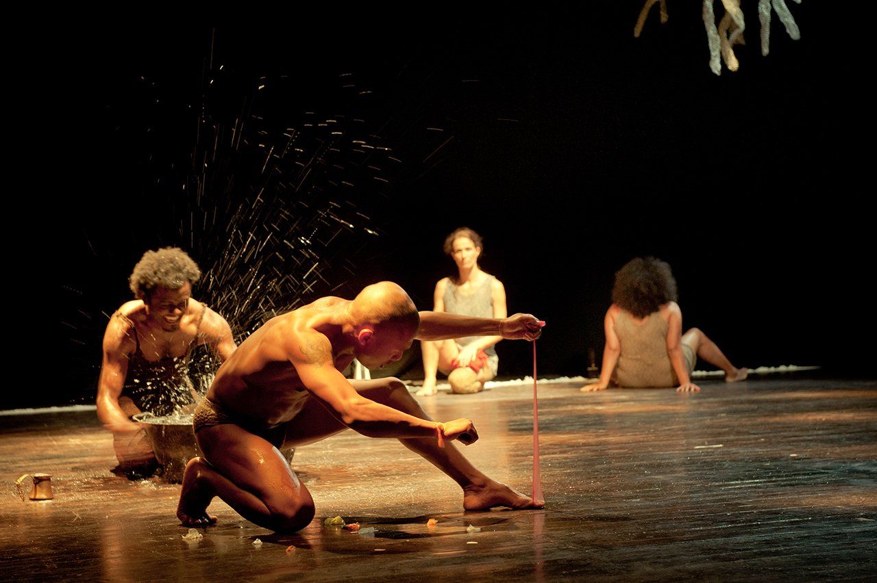 danseur au sol sur scène