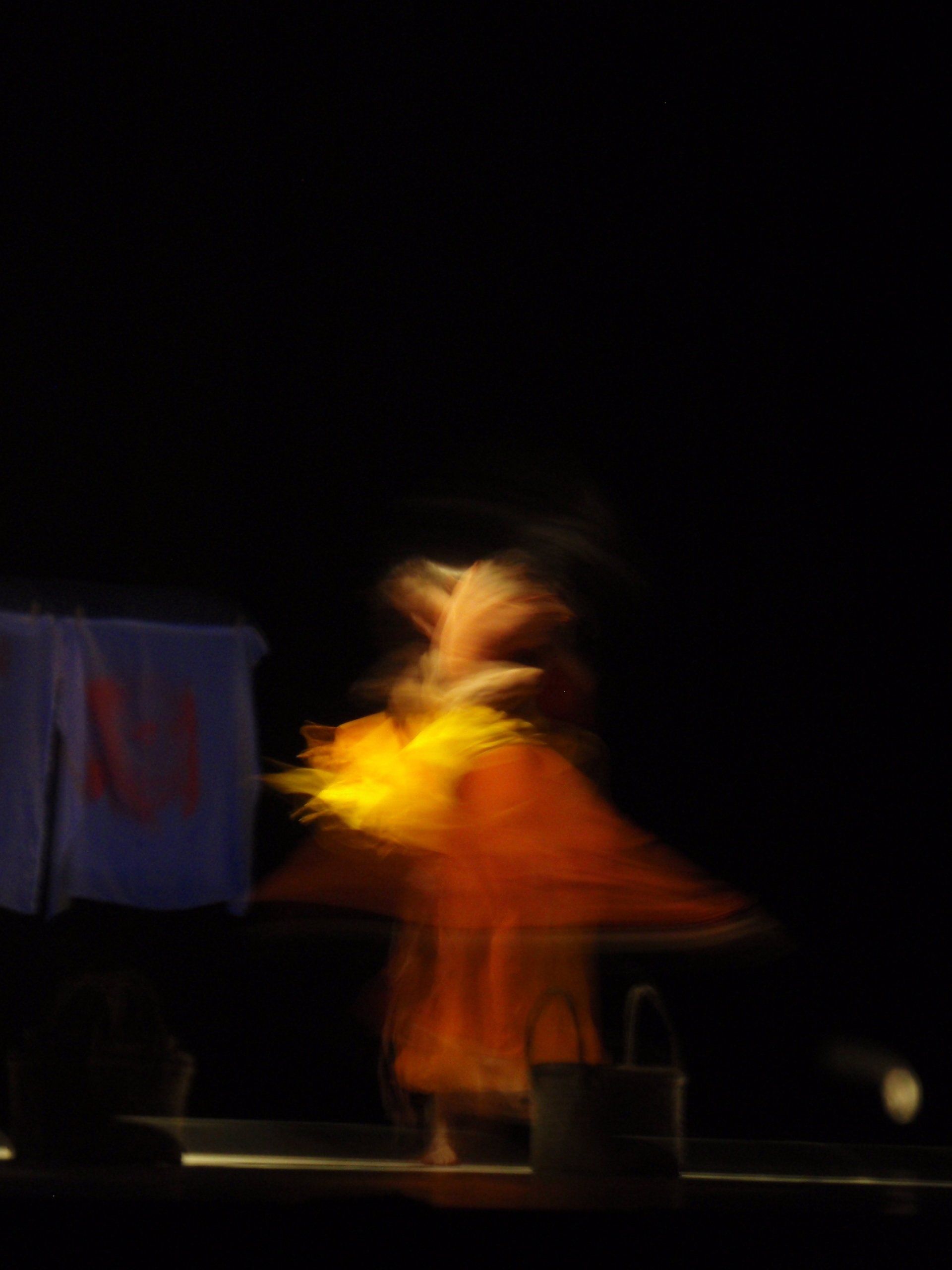 robe orange sous les spots de la scène