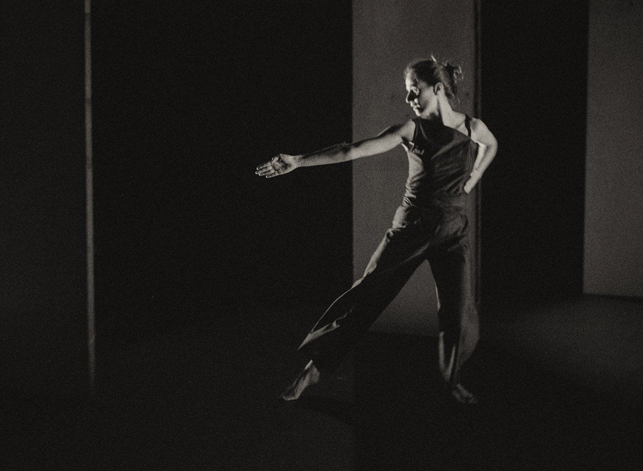 pose de danseur sur scène dans le noir
