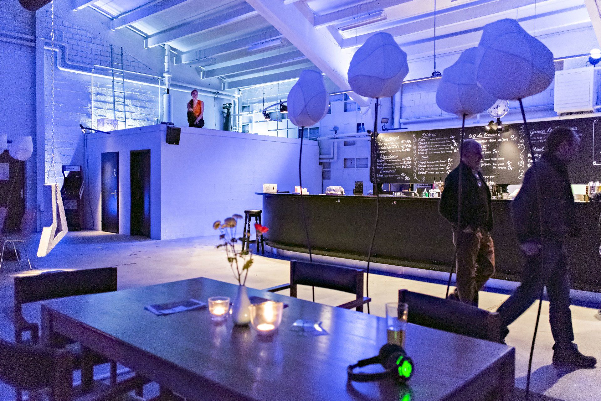 salle commune éclairée en bleu