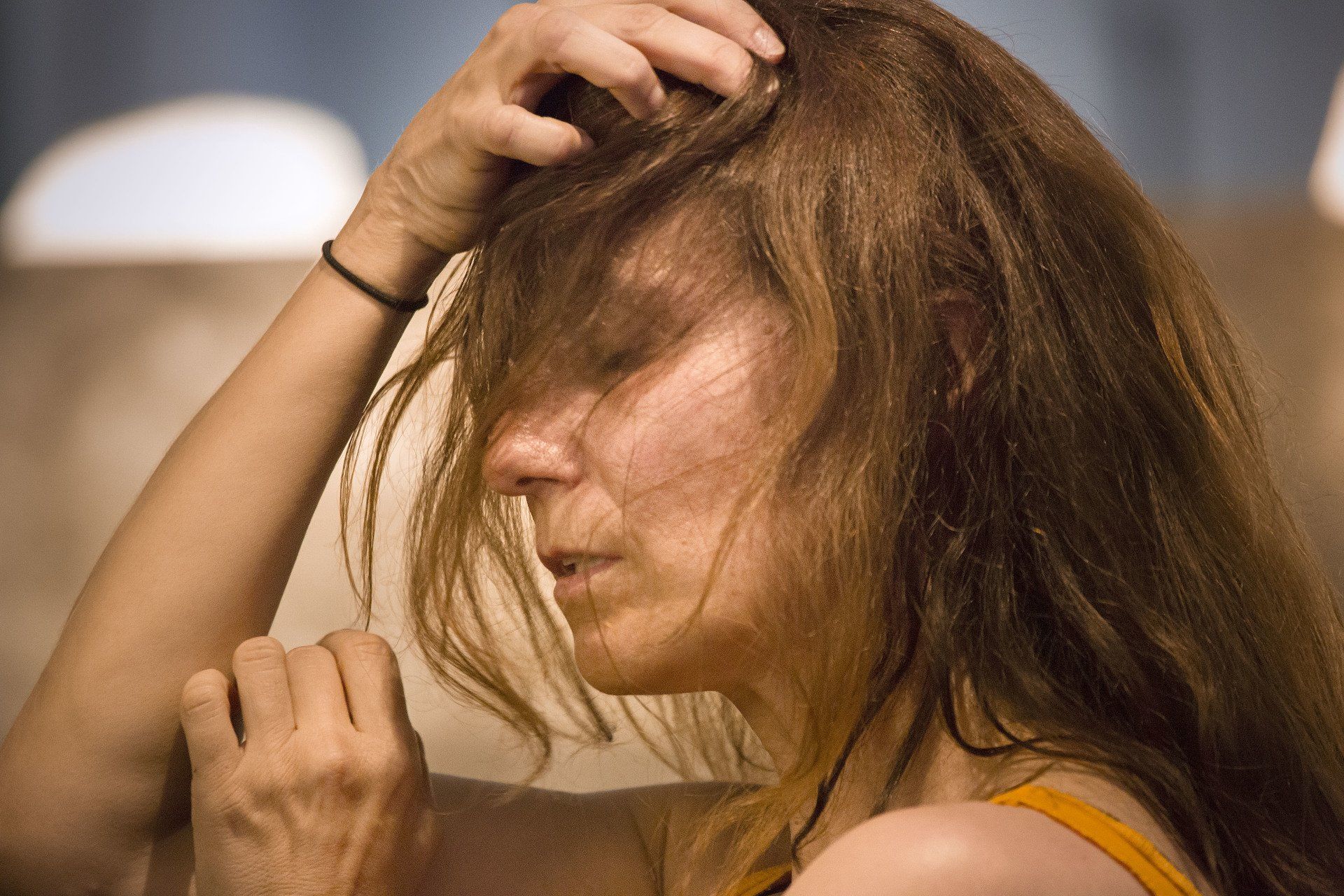 femme avec la main dans les cheveux