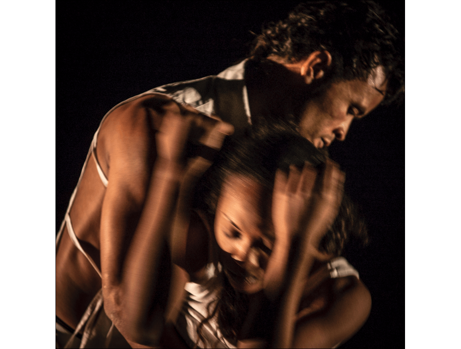 deux artistes qui se tiennent dans les bras