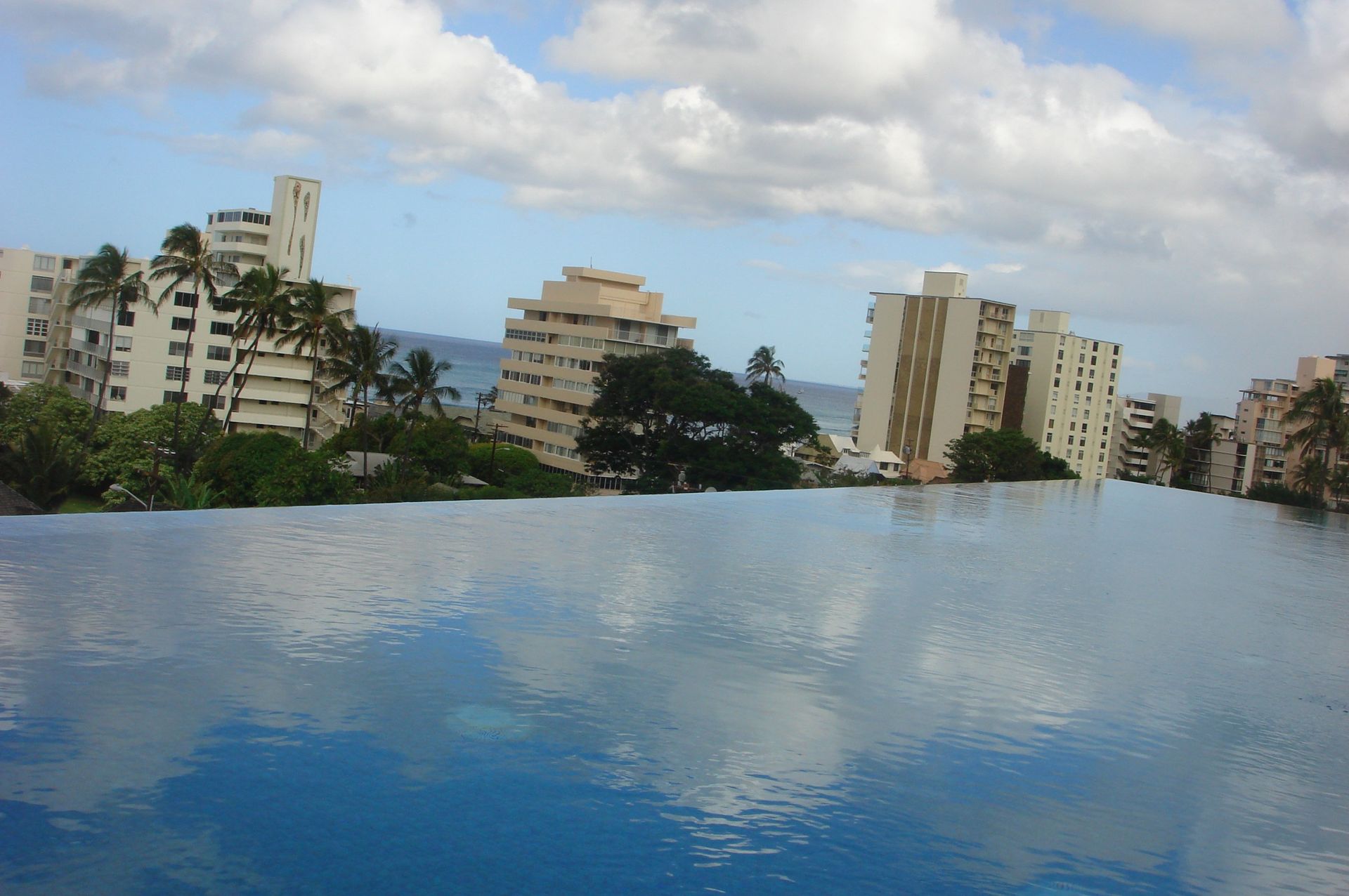 Infinity Pool with Building View - Oahu HI - Pacific AquaScapes