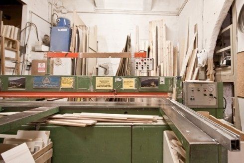macchinari per la lavorazione del legno all'interno di falegnameria