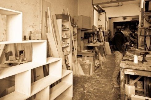falegname al lavoro in laboratorio