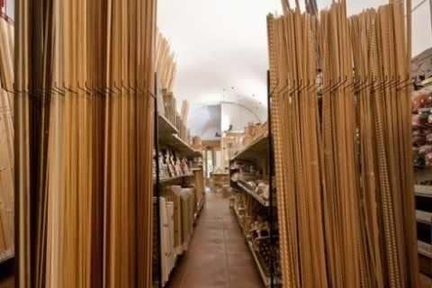 esposizione di zoccolini in legno di diversi colori