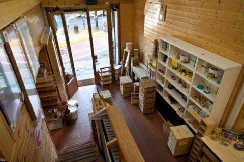 esposizione di prodotti per le belle arti nel negozio di bricolage