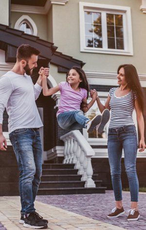 Bankruptcy — Happy Family Outside House in Columbus, OH