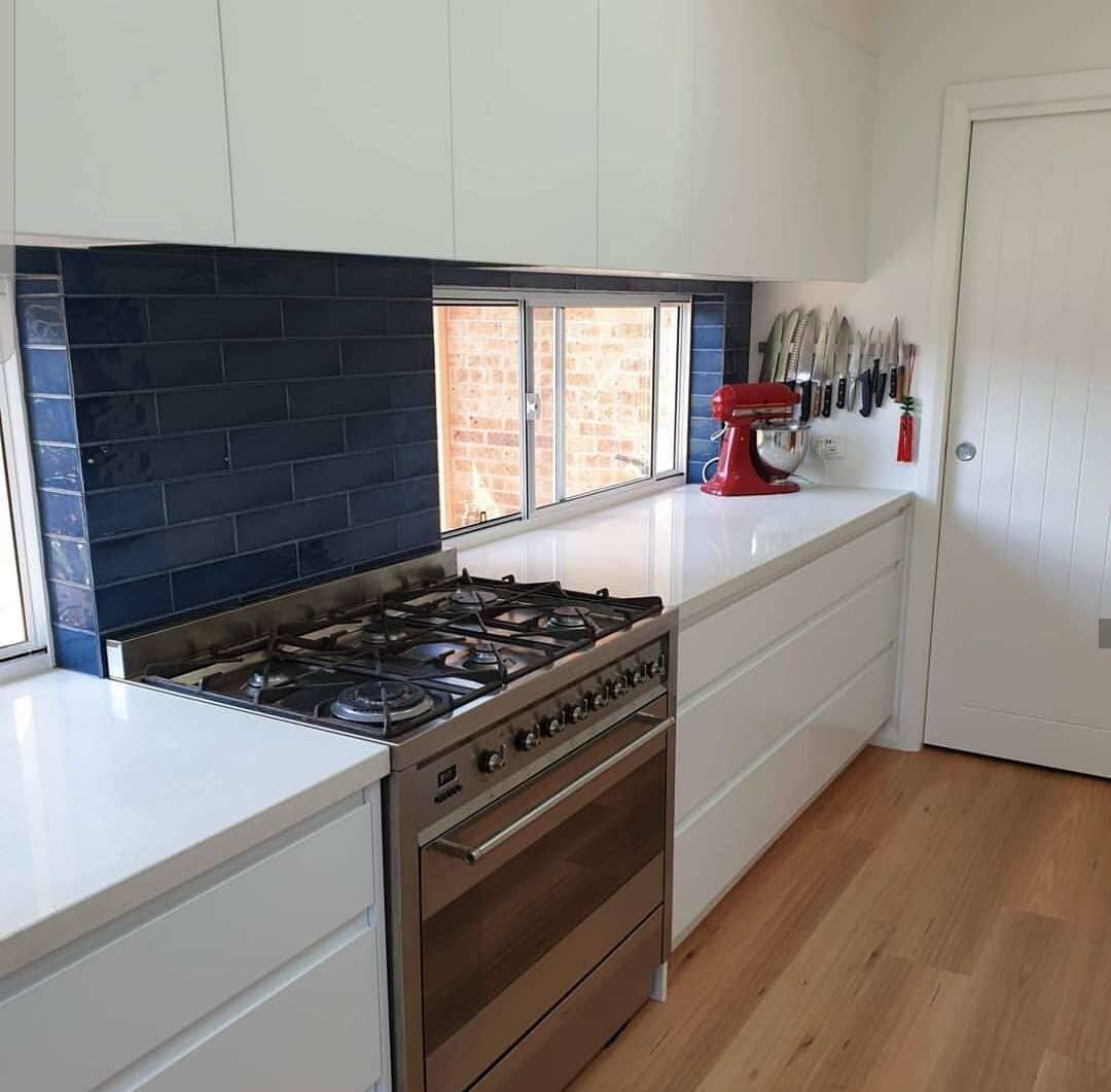 White Elegant Kitchen Cabinets With Gas Stove In Middle