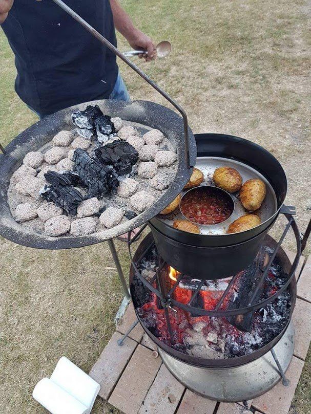 camp oven with vegetable ring