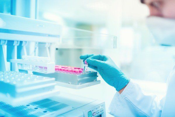 medico analizzando provette