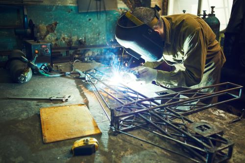 un carpentiere durante un lavoro di saldatura