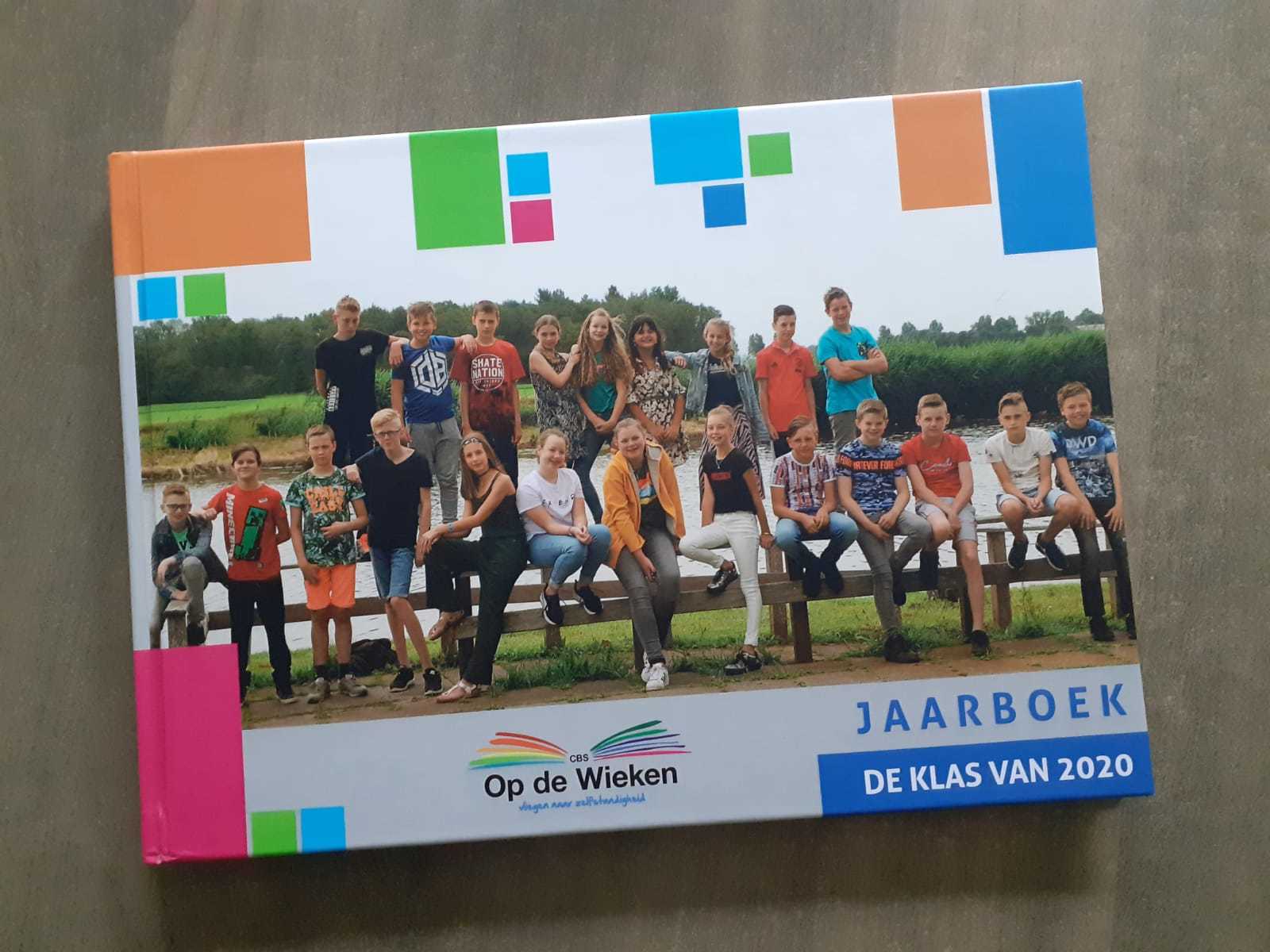 Een boek met een foto van een groep mensen op de omslag