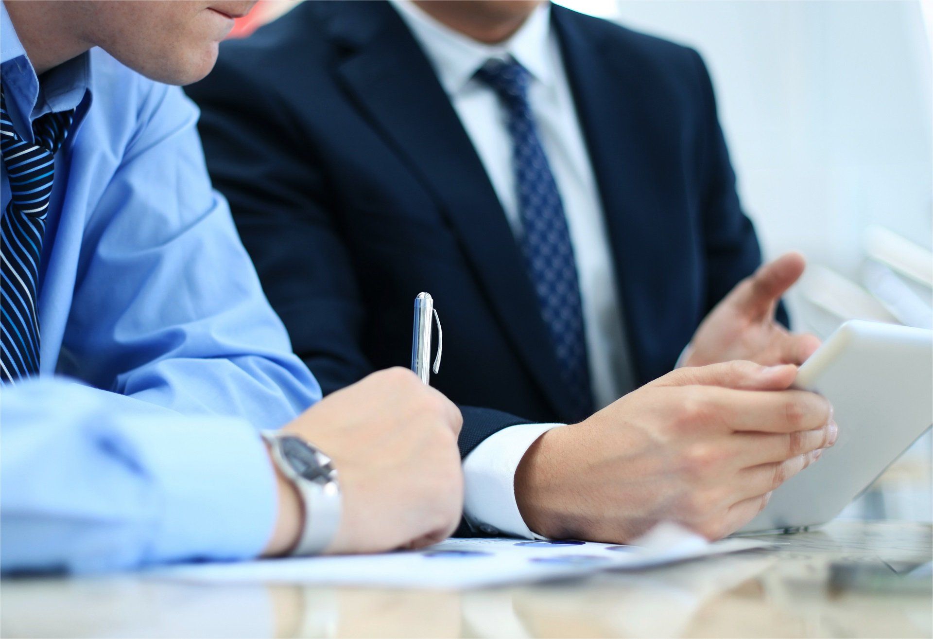 Un consulente che discute un progetto con un cliente