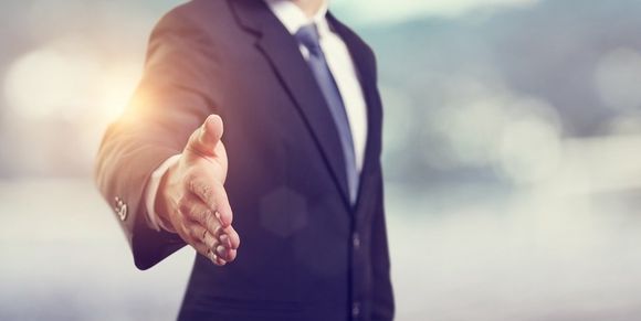 Un consulente che tende la mano