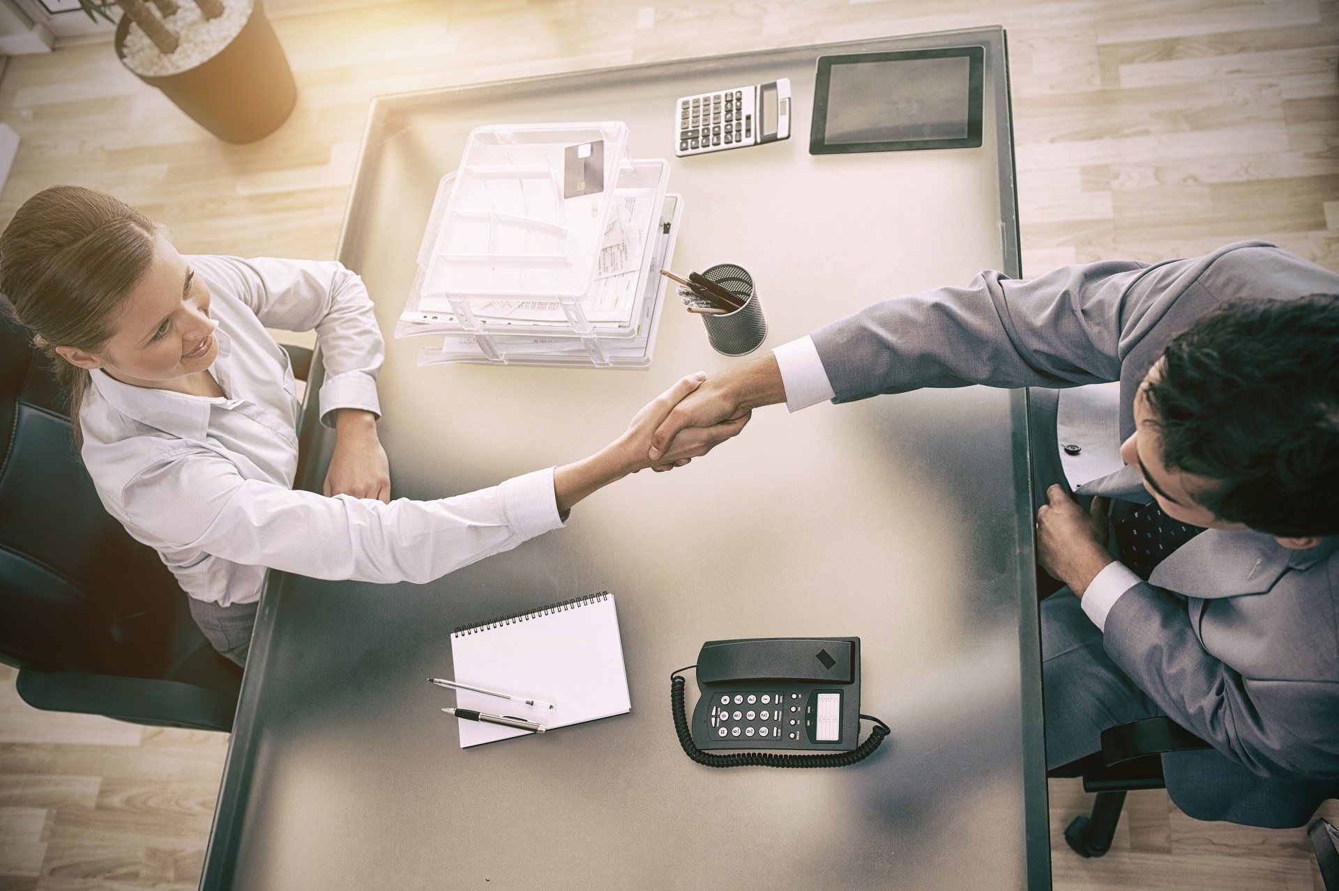 Un consulente del lavoro e un cliente che si stringono la mano