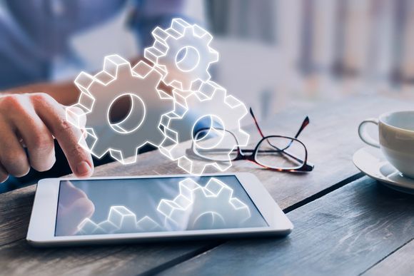 Un consulente al lavoro con un tablet