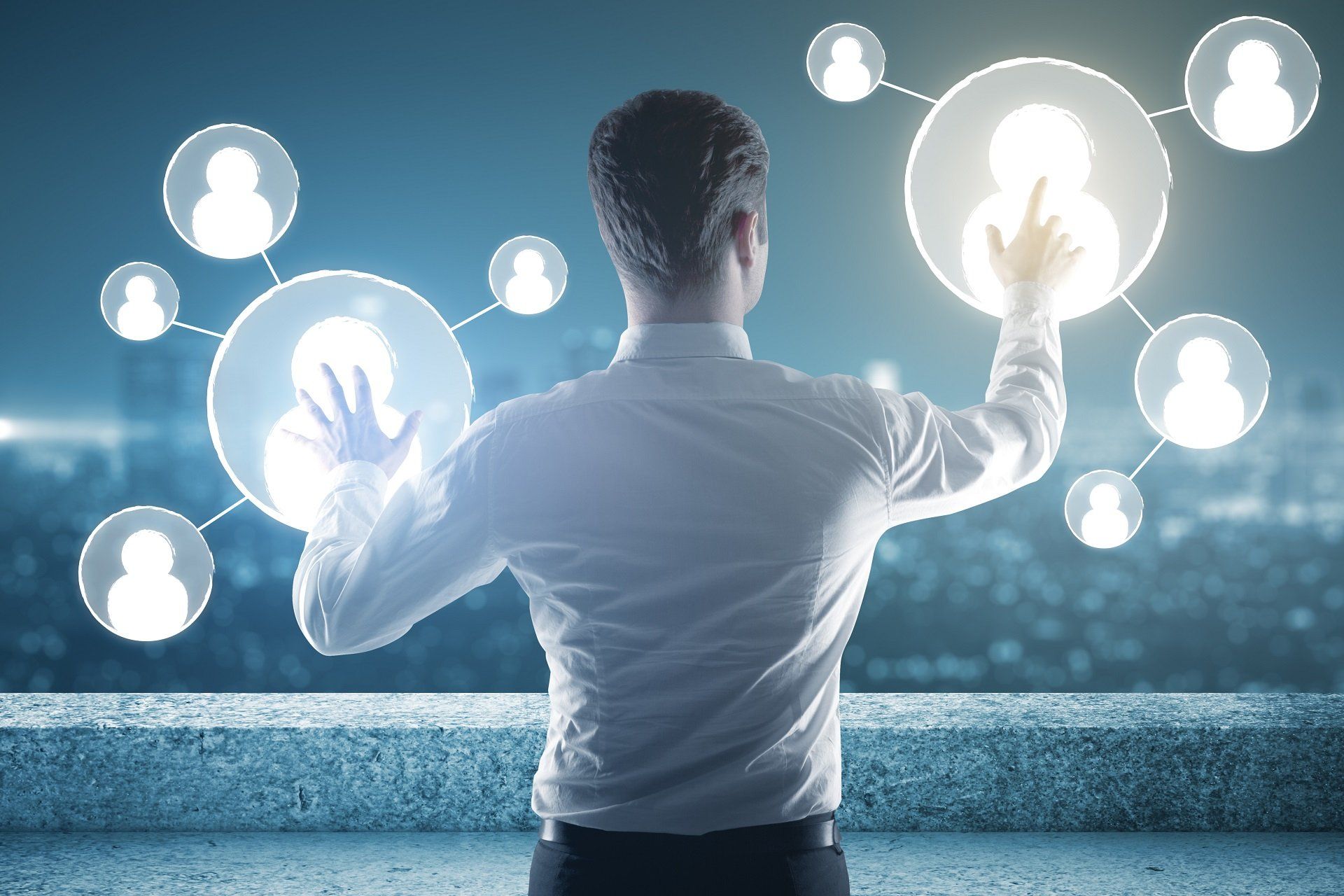 Un consulente che fa da tramite tra diverse figure professionali