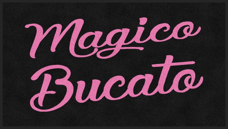 Scritta “Magico Bucato” in corsivo rosa su sfondo scuro e strutturato.