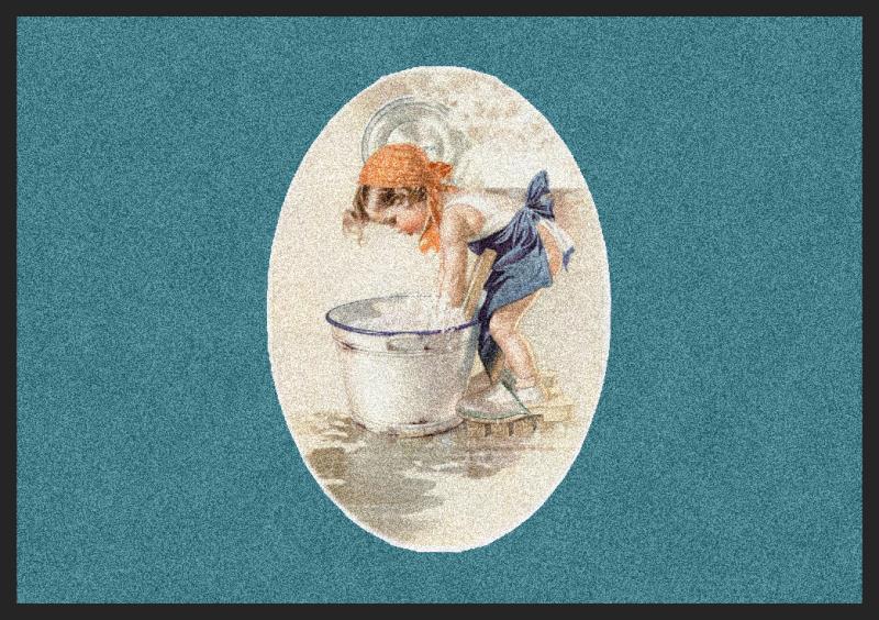 Illustrazione di un bambino che innaffia un grande secchio su uno sfondo color verde acqua.