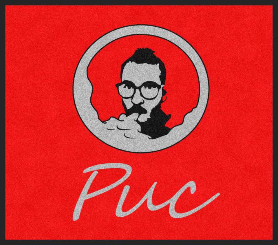 Sfondo rosso con un logo circolare in bianco e nero raffigurante un ritratto, sopra la scritta