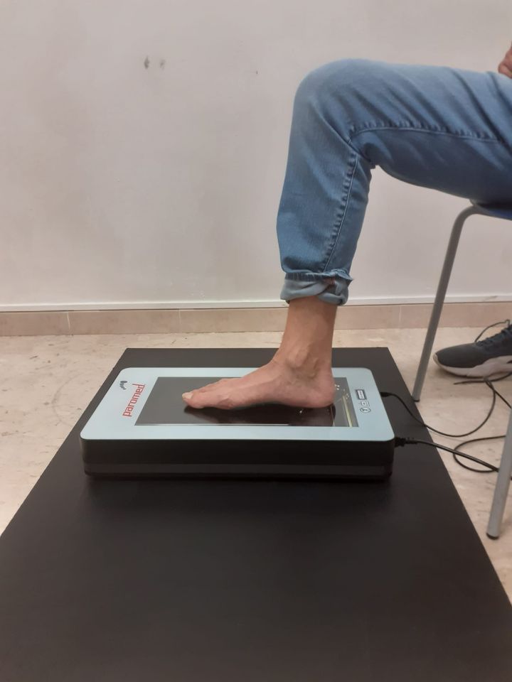 cliente mentre esegue il test del piede