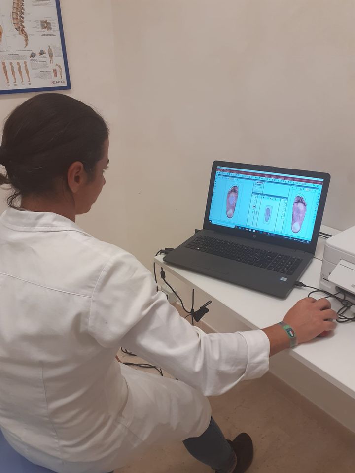 specialista in sede durante un test ortopedico