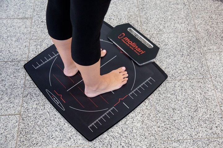 cliente in negozio mentre si sottopone al test del piede