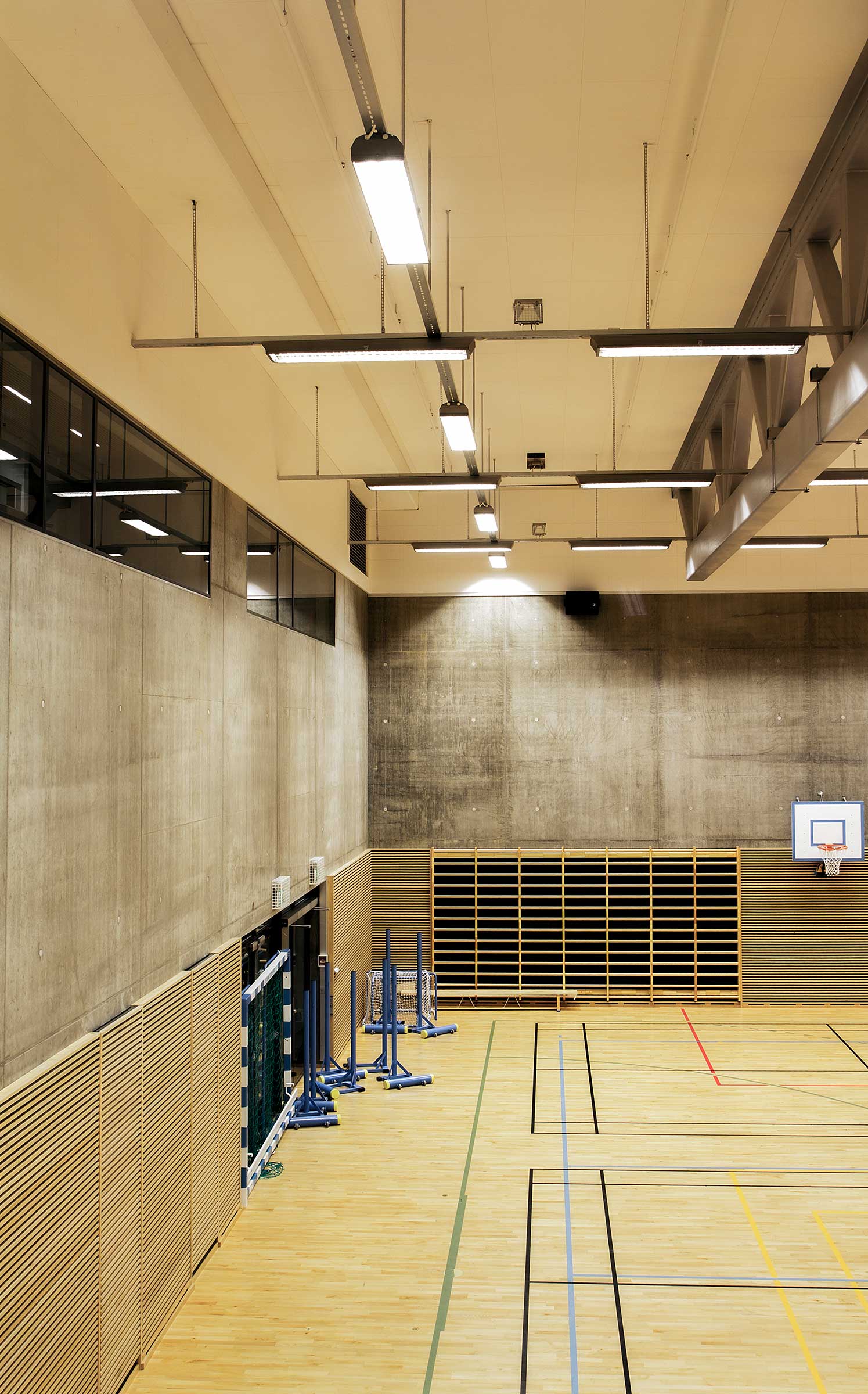 Det er en basketballkurv midt i treningsstudioet.