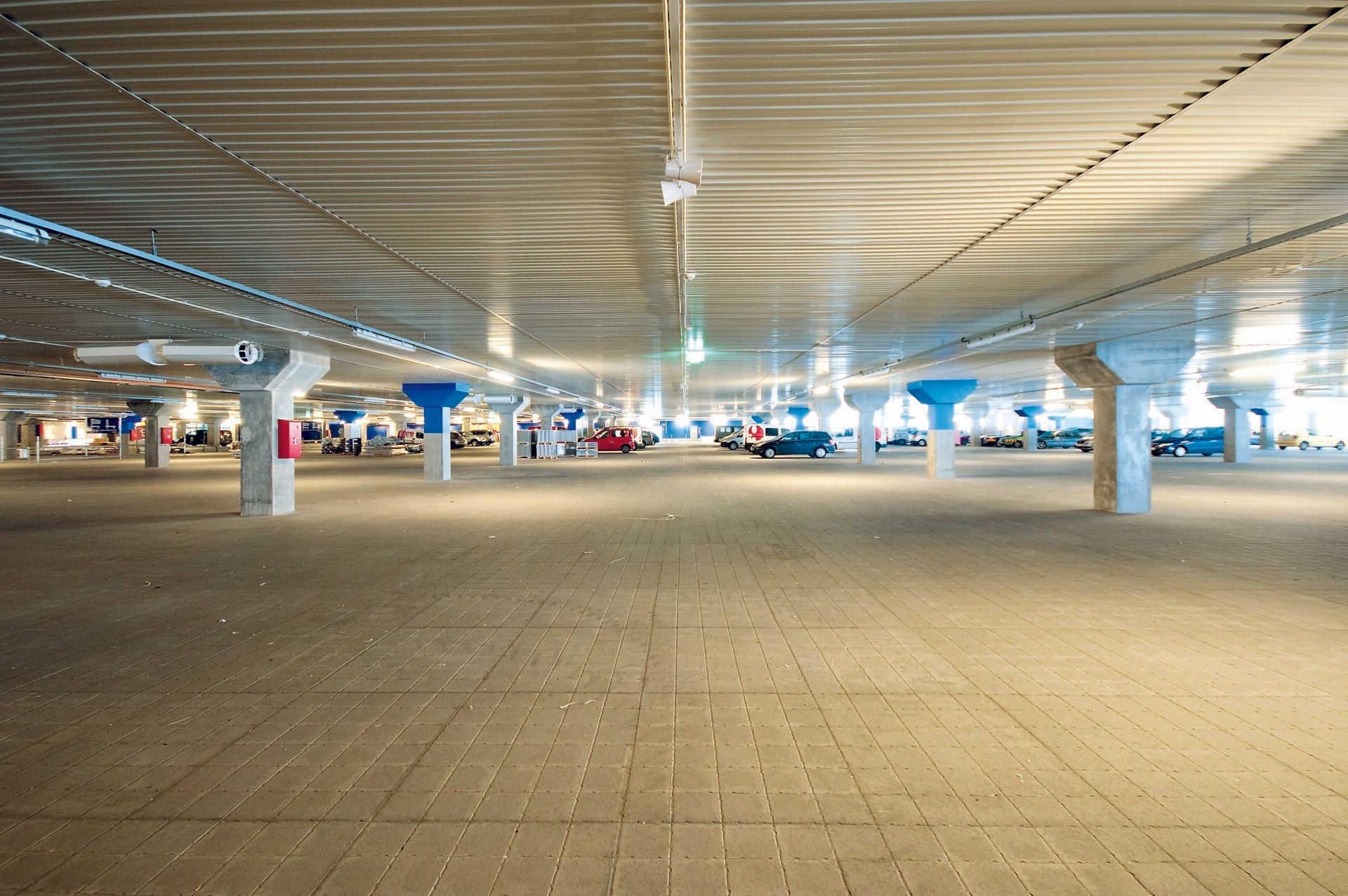 Et tomt parkeringshus med biler parkert i