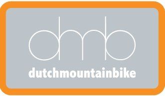 Grijs en oranje Nederlands mountainbike-logo met gestileerde witte kleine letters in een afgeronde rechthoek.